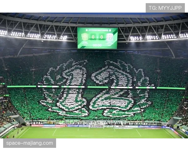 国米球迷在客场看台展开巨型Tifo,致敬俱乐部传奇萨内蒂 国米球迷在客场看台展开巨型Tifo,致敬俱乐部传奇萨内蒂