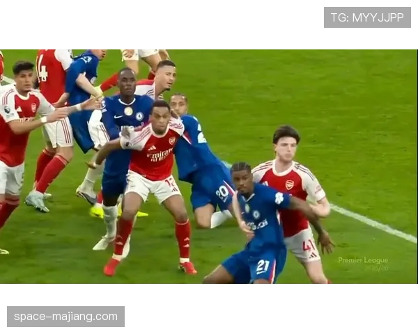 特写：争议点球判罚后，西汉姆联队长赖斯与裁判激烈交流